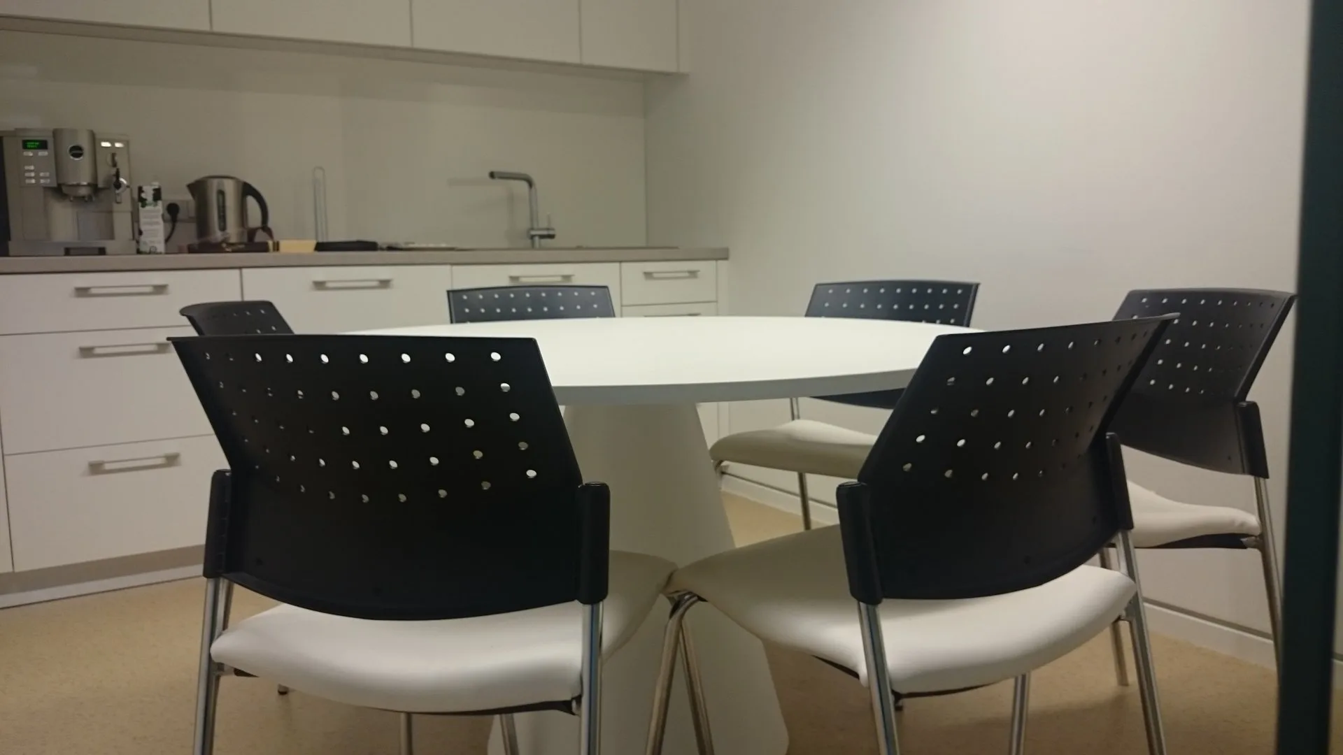 Gedeon Richter - Office Solutions īstenots mēbeļu projekts
