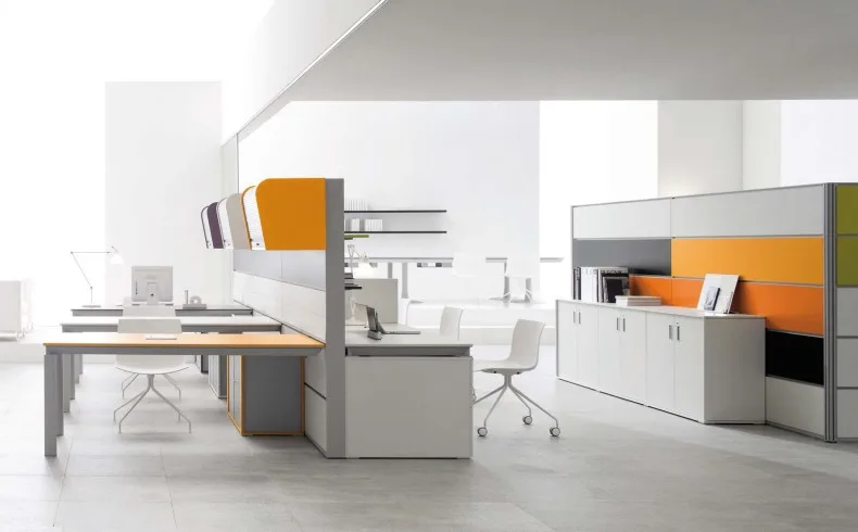 Office Solutions ražotas biroju mēbeles modernā darba telpā